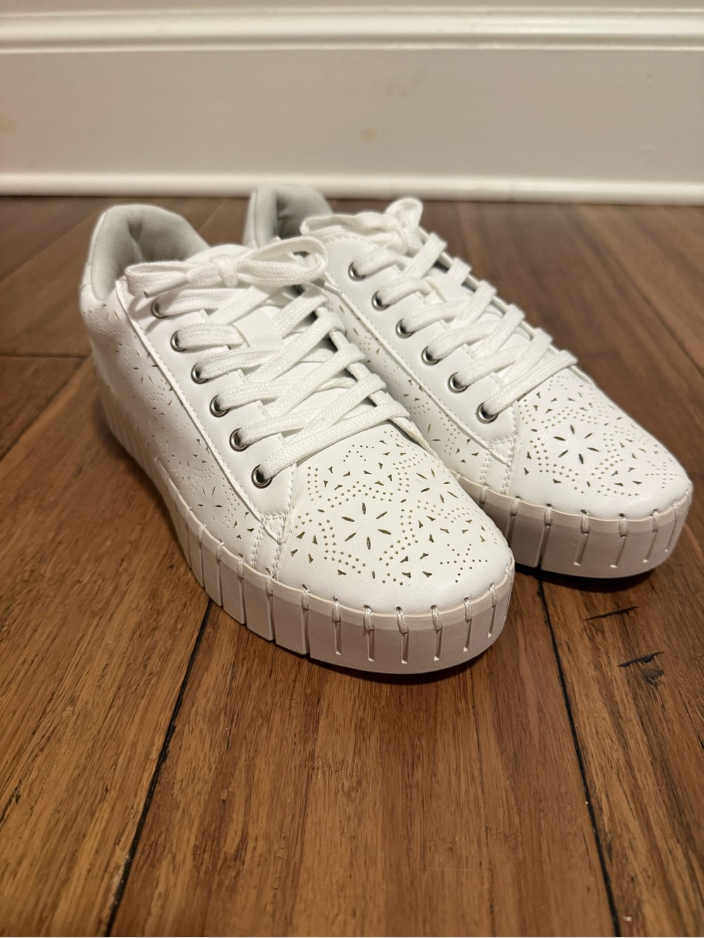 Easy Street Retta White Platform Sneakers Women’s size 9.5 Medium Comfort New